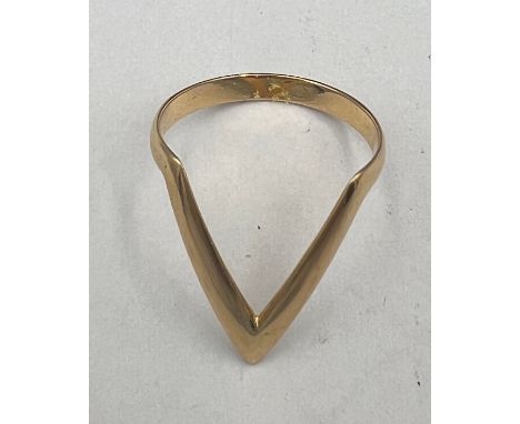 A 18 carat gold ring, size P, Weight 2.4gm. 