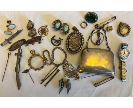 A quantity of 19th and 20thC jewellery to include silver purse with finger ring and chain, silver locket, sterling silver bro