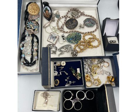 Costume jewellery to include 19thC jet and ceramic pendant, brooches, earrings, Danish ring marked 830 S, silver rings etc. 