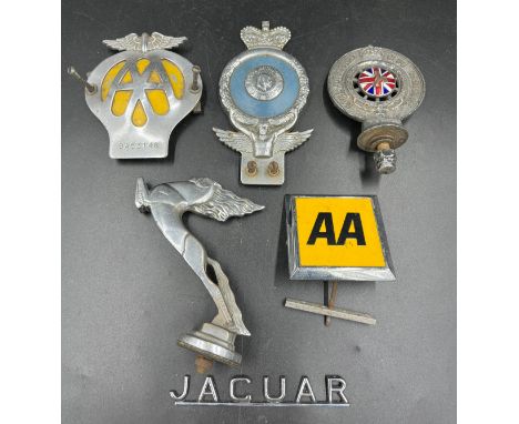 Motoring related badges to include vintage Pegasus chrome plated car mascot, square AA badge, chrome AA badge 9A53148. The Ro