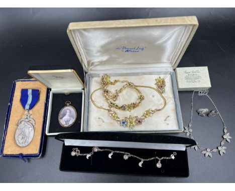 A quantity of vintage costume jewellery to include Coro necklace, bracelet and earrings, silver bracelet, locket, necklace an