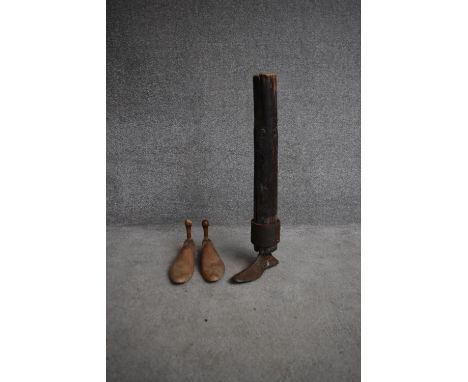 A vintage cobblers shoe last (H.60cm) and a pair of vintage shoe trees, size 6 