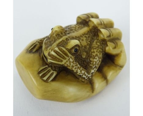 19/20th Century Japanese Carved Netsuke In The Form of a Hand Holding a Toad. Finely Incised. Unsigned. Good Condition. Measu