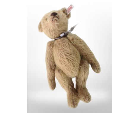 A Steiff teddy bear, Appolonia Margarete, edition 2004/05, with ear tag.
