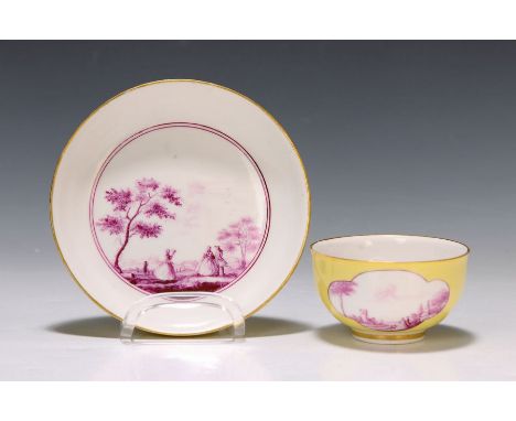 Koppchen mit Untertasse, Meissen, um 1745,  galante Miniaturszenen in feiner purpurroter Camaieu-Malerei, zitronengelber Fond