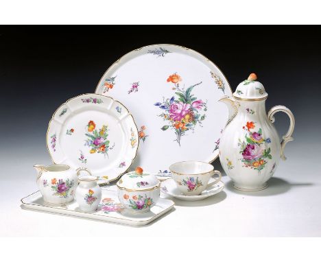 Kaffeeservice, Nymphenburg, 20. Jh.,  Porzellan, Blumenbukettdekor von deutschen Blumen, Goldstaffage, Kaffeekanne, Zuckerdos