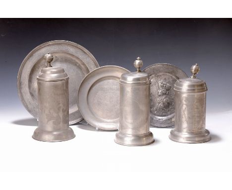 Drei Zinnkrüge und drei Zinnteller deutsch, 19. Jh., dat. 1800/1815/1802,  Wappendarstellungen Sachsen, H. ca. 22-25 cm, dazu