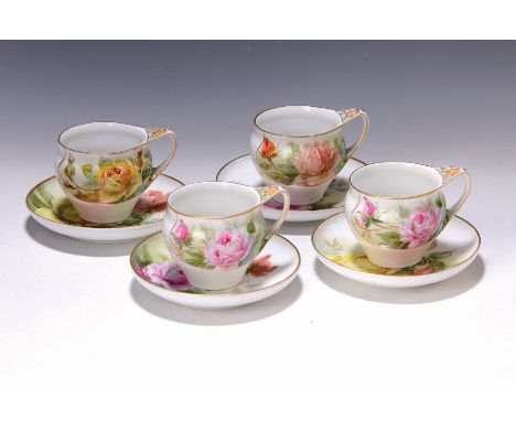 Vier Tassen mit Untertassen, KPM Berlin, um 1915/20,  Porzellan, feine Rosenmalerei, elegante Form mit Durchbrucharbeit am He