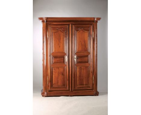 Barockschrank, Elsass, um 1780,  Nußbaum massiv, kassettiert, beschnitzt, ein Fachboden, geteilte Rückwand, poliert und neu r