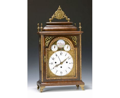 Barockuhr, süddeutsch, um 1770/80,  Nußbaumgehäuse mit Applikationen, verzierter Tragegriff und Füsse, allseitig verglast, kl