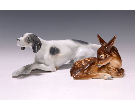 Zwei Porzellanfiguren, Metzler &amp; Orloff, 20.Jh.,  liegendes Rehkitz und 'Platz' machender Jagdhund, polychrome Bemalung, 