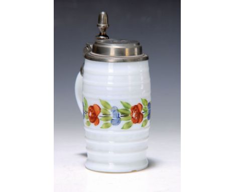 Deckelkrug, Fichtelgebirge um 1820/30,  Milchglas mit floraler Emailbemalung, Rillendekor, orig. Zinndeckel mit Monogramm, H.