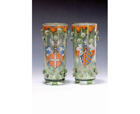 Paar Pokale, Historismus um 1920,  grünes Glas, mit aufgesetzten Rosetten und reicher Emailbemalung, Wappendekor, auf drei Fü