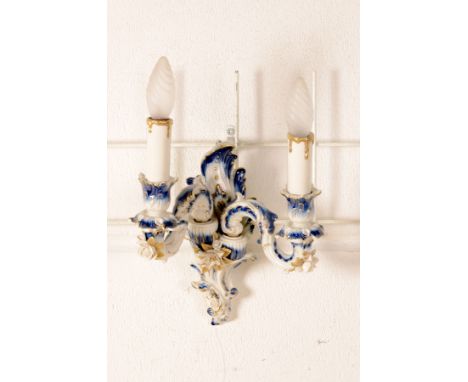 Wandlampe, Kämmer, Porzellan,  zwei Brennstellen, applizierter Blüten und Blätterdekor, Goldstaffage, blaue Unterglasurbemalu