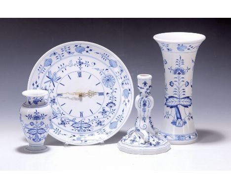 Fünf Teile Meissen, Zwiebelmuster, 20. Jh.,  Vase, H. 25 cm, Kerzenleuchter H. 17 cm, kl. Vase H. 14 cm, Teller ( Uhr ) D. 25