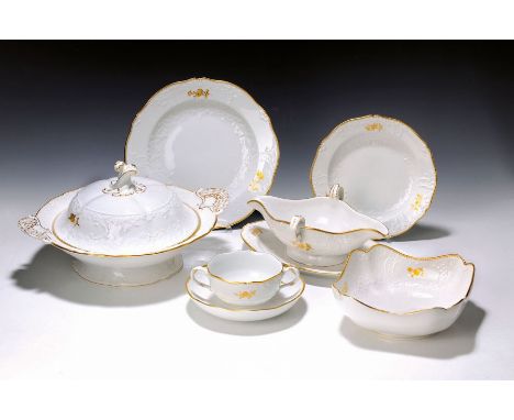 Tafelservice, Meissen, 1960er Jahre,  2. Wahl, Porzellan, 8 Suppentassen mit Untertassen, 8 flache Speiseteller, 8 Desserttel