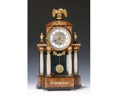 Empire-Uhr, Donaumonarchie, um 1830,  Holzkorpus, mit Vogelaugenahorn-Furnier, Alabastersäulen, gespiegelt, aufwendig mit App