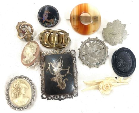 Twelve antique and vintage brooches some silver 