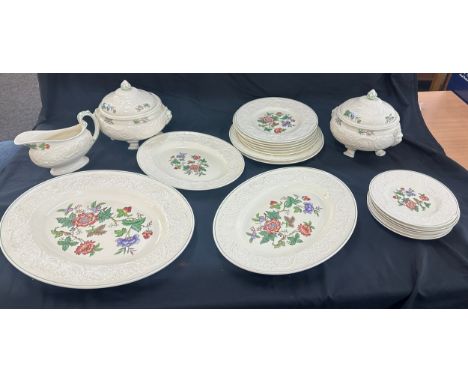 Selection of vintage ' Wedgwood Patrician tapestry' pattern to include meat plate, two lidded soup serving bowls, gravy jug, 