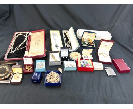 Large selection of vintage and later costume jewellery includes brooches etc 