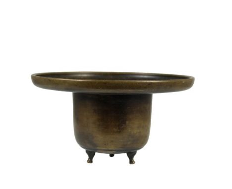 Bronze Japanese urn, it is marked on the underside. The mark 宫 崎 means Miyazaki in Japanese and may refer to a surname or to 