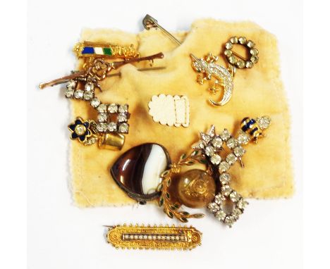 A marked 15ct seed pearl set bar brooch and a cloth with other brooches