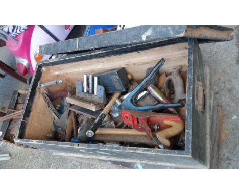 A wooden tool chest containing assorted tools including planes, Spear &amp; Jackson riveter, Woden No.194 vice, etc.