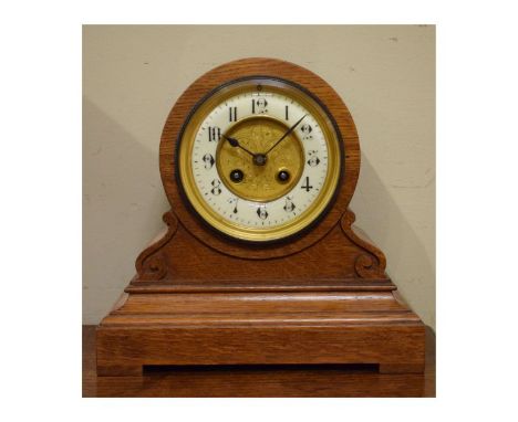 Early 20th Century oak cased mantel clock, the gilt dial with off-white chapter ring having Arabic numerals, French brass mov
