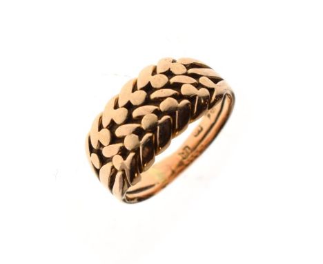 Keeper design ring, the shank stamped 18, size K½, 5.8g approx Condition: