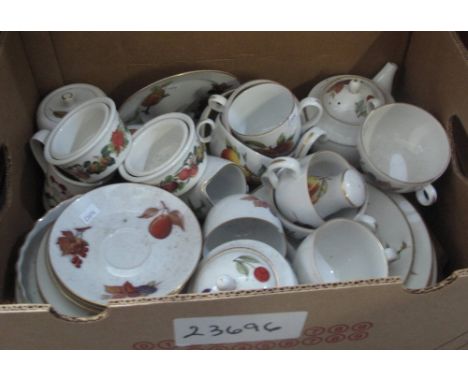 Box of Royal Worcester Evesham oven to tableware items.(B.P. 24% incl. VAT)