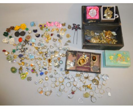 GOOD QUANTITY OF COSTUME JEWELLERY INCLUDING CLIP EARRINGS, BROOCHES AND RINGS, A CHINESE BLACK LACQUER JEWELLERY BOX INLAID 