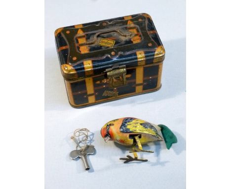 TIN PLATE CLOCKWORK TOY PECKING PARROT WITH FELT TAIL AND KEY (L: 6 cm) TOGETHER WITH A TIN BOX TRAVELLING TRUNK BY MUSTERSCH