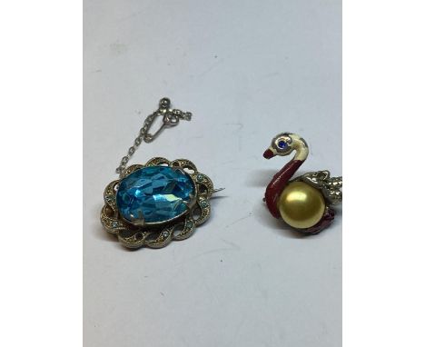 TWO VINTAGE BROOCHES 