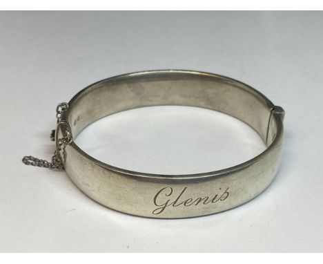A HALLMARKED LONDON SILVER BANGLE ENGRAVED 