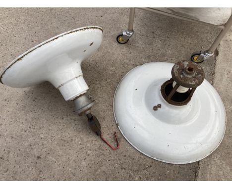 A RETRO ENAMEL INDUSTRIAL STYLE LIGHT FITTING 