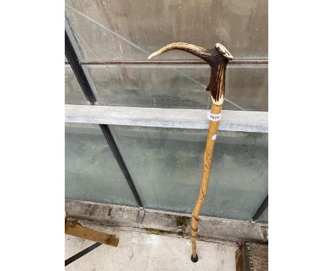 A VINTAGE WOODEN WALKING STICK WITH ANTLER HANDLE 