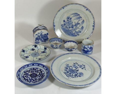 A COLLECTION OF 18TH CENTURY AND LATER CHINESE BLUE AND WHITE PORCELAIN - TEA CADDY, PAIR OF PLATES, TEA BOWLS, FURTHER DISHE