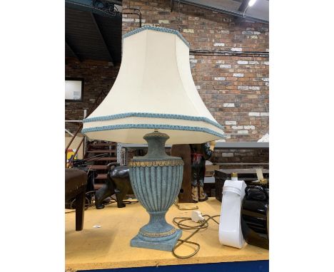 A LARGE CLASSIC STYLE BLUE TABLE LAMP WITH SHADE, HEIGHT TO BOTTOM OF SHADE 40CM 