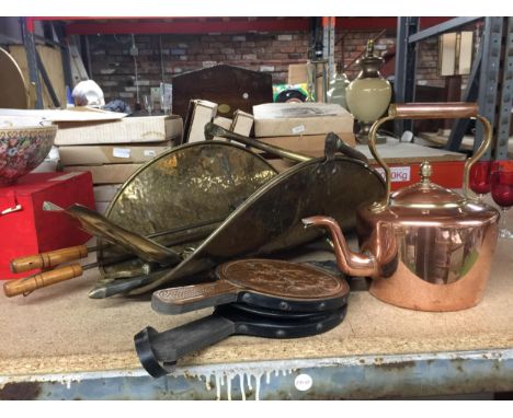 A GROUP OF VINTAGE METAL WARES TO INCLUDE COPPER AND BRASS KETTLE, BELLOWS ETC 