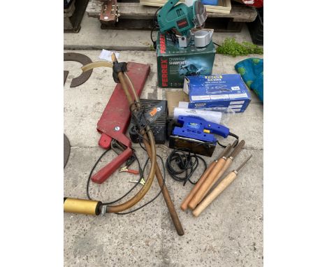 AN ASSORTMENT OF ITEMS TO INCLUDE CHISELS, A CHAINSAW SHARPENER AND AN ELECTRIC SANDER ETC 