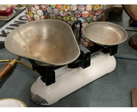 A SET OF VINTAGE AVERY SCALES 