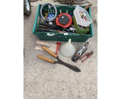 AN ASSORTMENT OF HAND TOOLS TO INCLUDE A STANLEY WOOD PLANE, GARDEN SHEARS AND AN EXTENSION LEAD ETC 