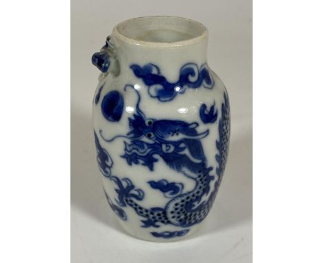 A CHINESE KANGXI STYLE BLUE AND WHITE DRAGON VASE, HEIGHT 8.5CM 