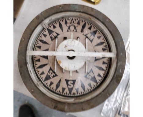 A VINTAGE BRASS SHIPS COMPASS 