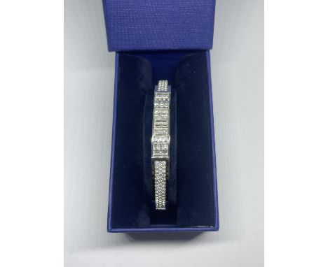 A SWAROVSKI CRYSTAL BANGLE IN A PRESENTATION BOX 
