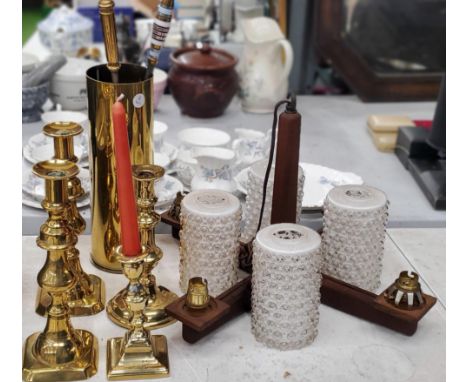 A MIXED LOT OF BRASS CANDLESTICKS, SHELL CASE AND VINTAGE LIGHT 