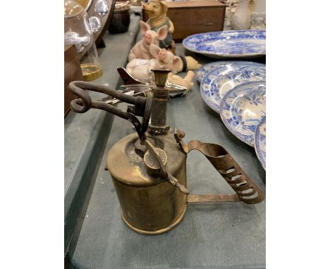 A VINTAGE BRASS OIL CAN/STOVE 