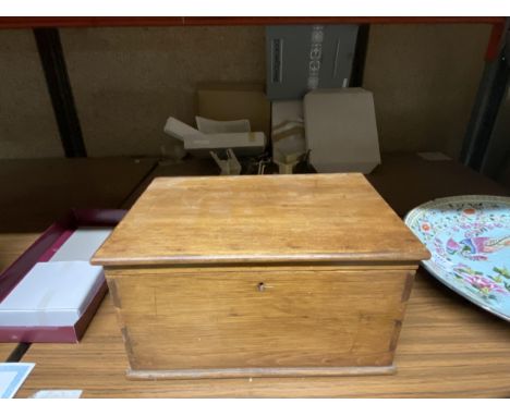 A VINTAGE OAK STORAGE BOX 