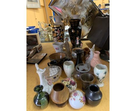 A QUANTITY OF CERAMIC ITEMS TO INCLUDE A PAIR OF VASES WITH CLASSICAL DECORATION AND GILT HANDLES, FIGURES, BOWLS, JUGS, VASE