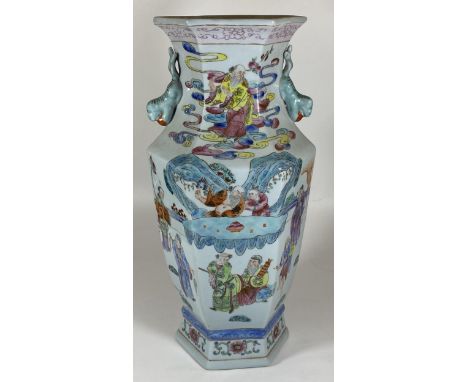 A LARGE CHINESE VASE WITH ENAMEL FIGURAL DESIGN, UNMARKED TO BASE, HEIGHT 36.5CM 